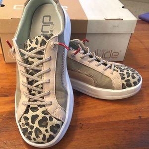 Hey Dude Sneakers Chita pattern on the tongue Size 7, will also fit a 7.5.